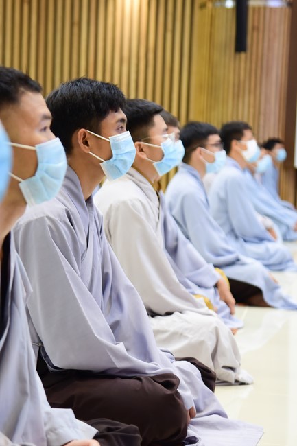 Taking comments to complete recording visual images in the rain season retreat